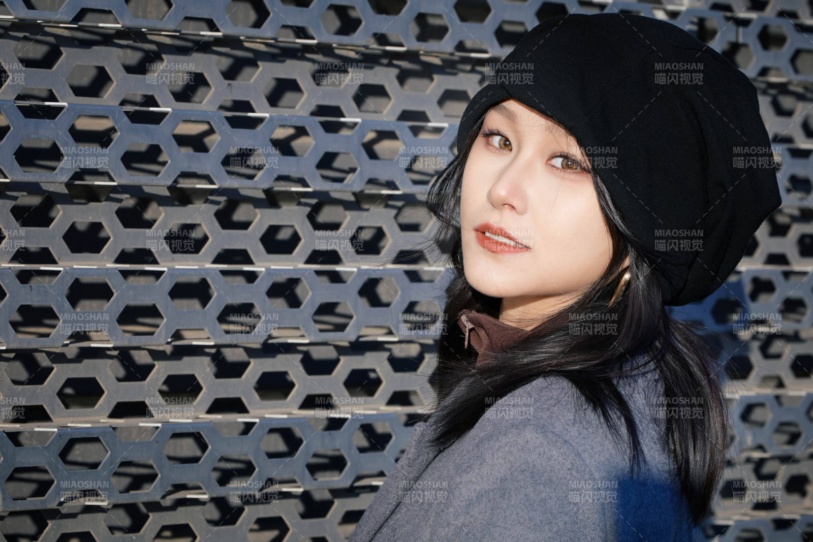 初冬在戶外停車場拍照的亞洲美女