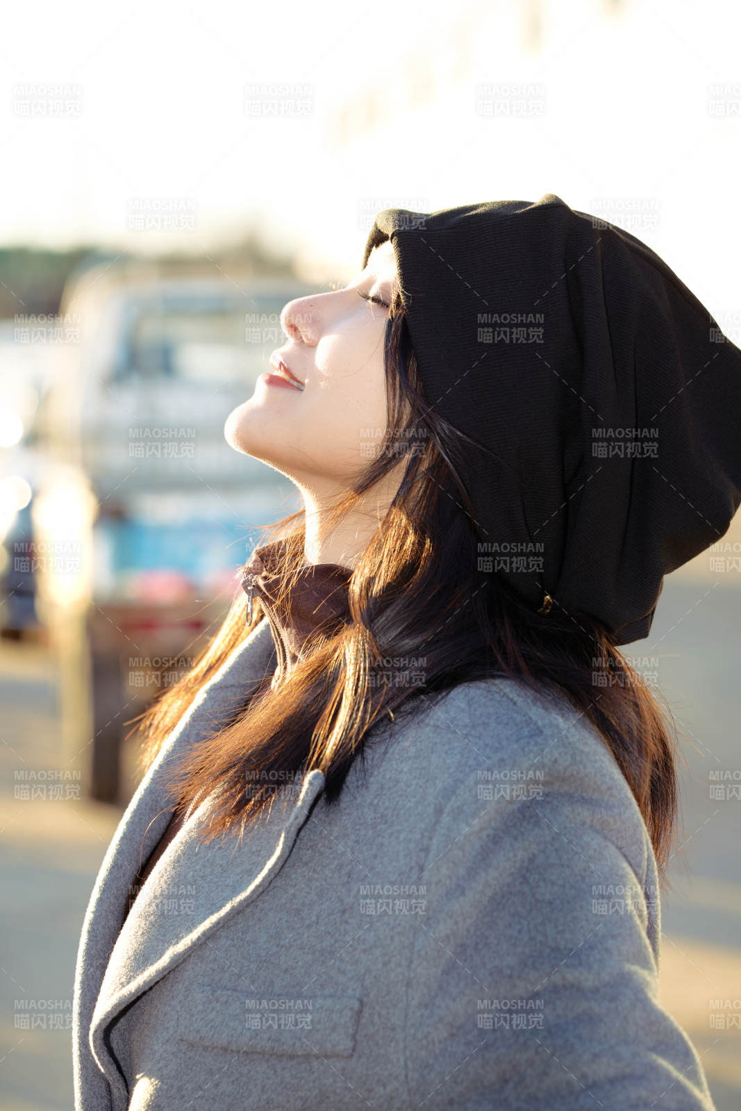 初冬在戶外停車場拍照的亞洲美女