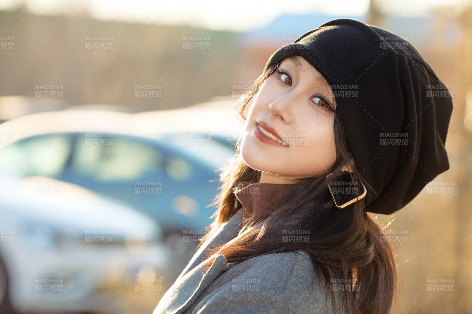 初冬在戶外停車場(chǎng)拍照的亞洲美女