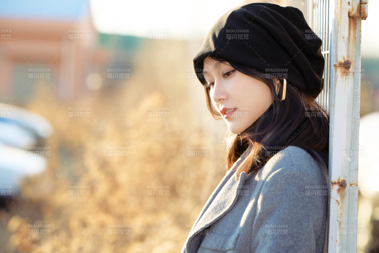 初冬在戶外停車場拍照的亞洲美女