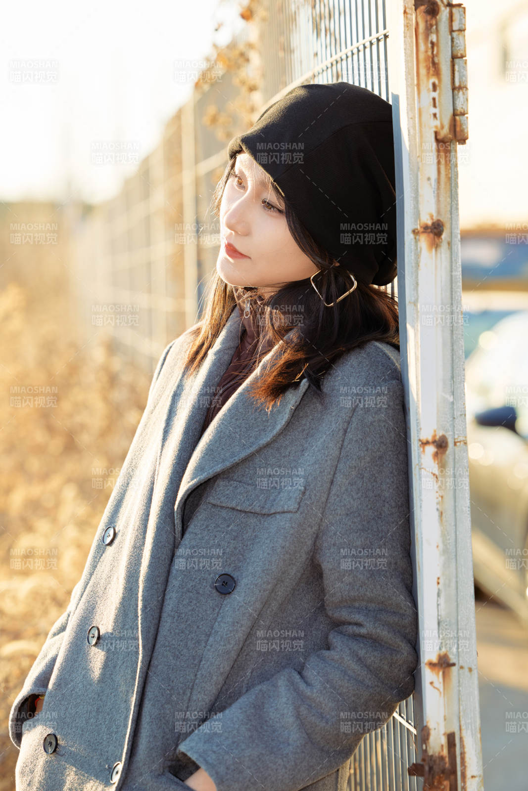 初冬在戶外停車場拍照的亞洲美女