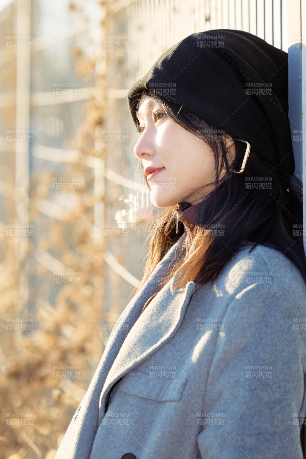 初冬在戶外停車場拍照的亞洲美女