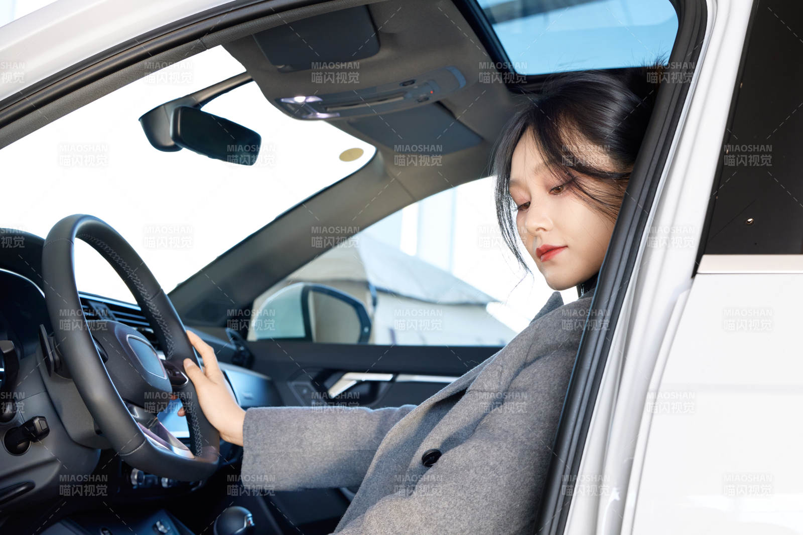 在汽車4S店試駕車輛的亞洲美女