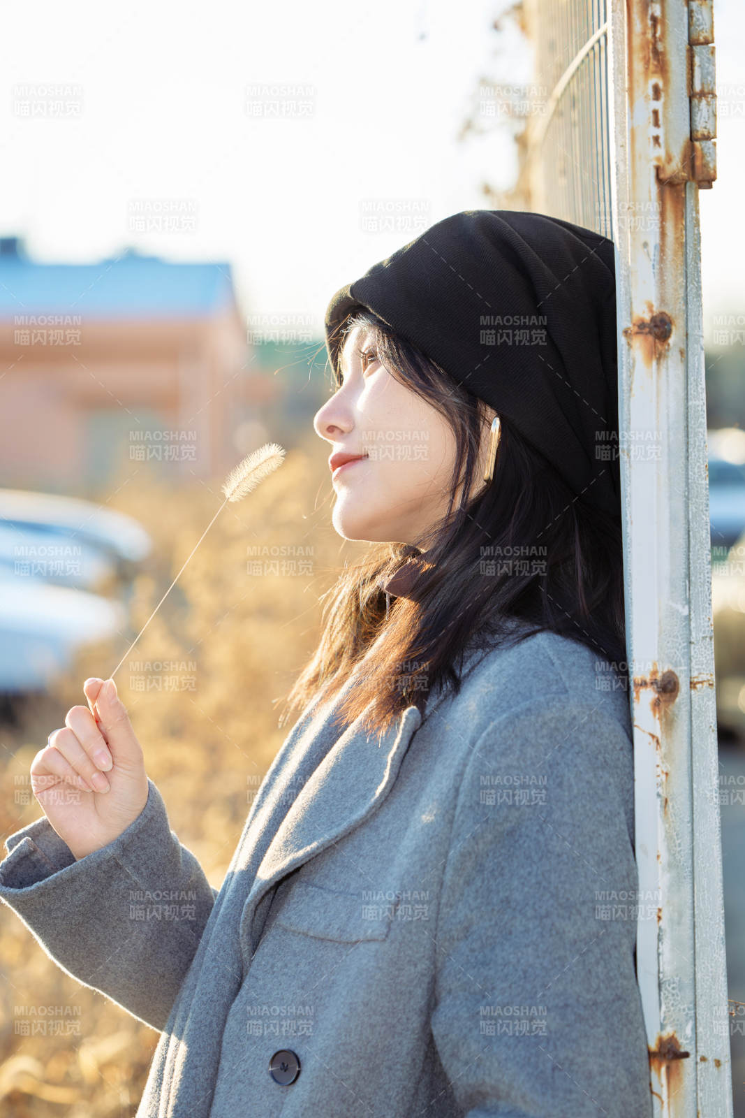 初冬在户外停车场拍照的亚洲美女