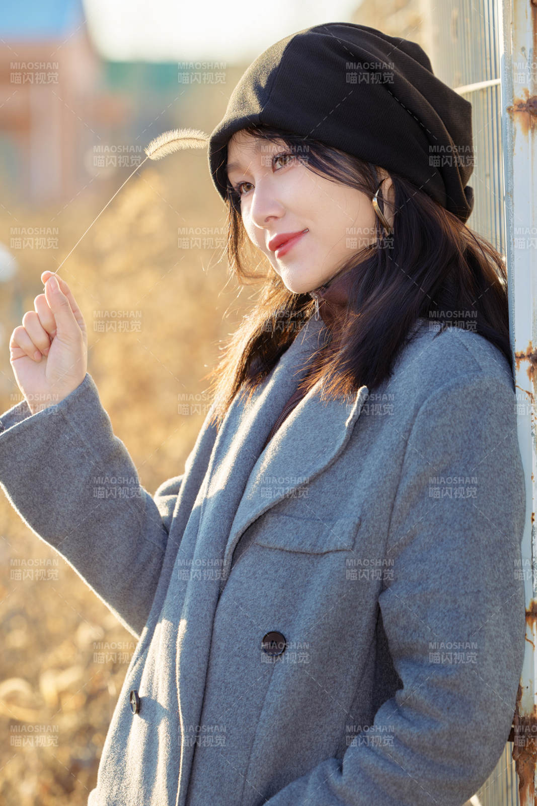 初冬在戶外停車場拍照的亞洲美女