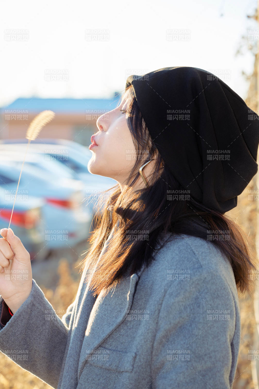 初冬在戶外停車場拍照的亞洲美女