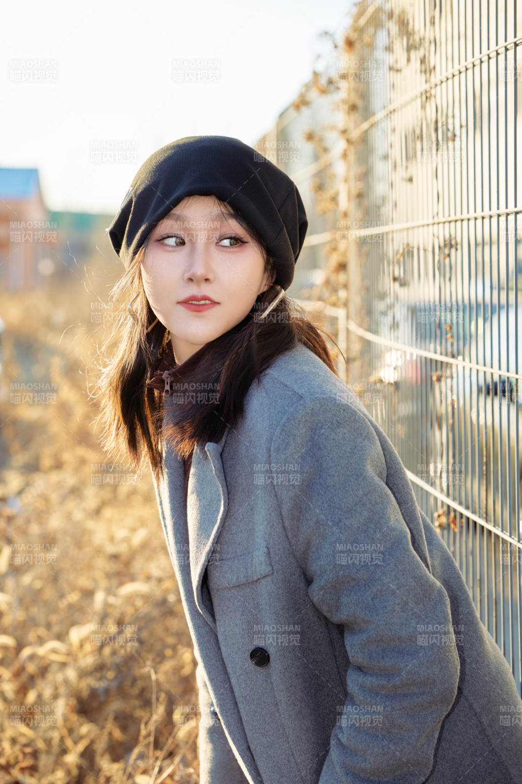 初冬在戶外停車場拍照的亞洲美女