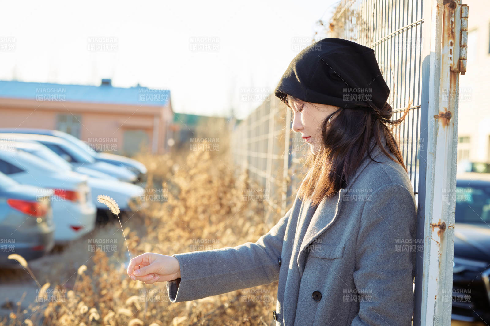初冬在户外停车场拍照的亚洲美女