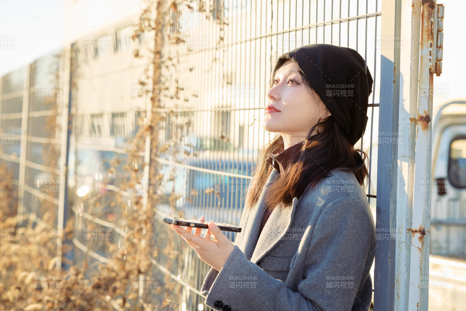 初冬在户外停车场拍照的亚洲美女