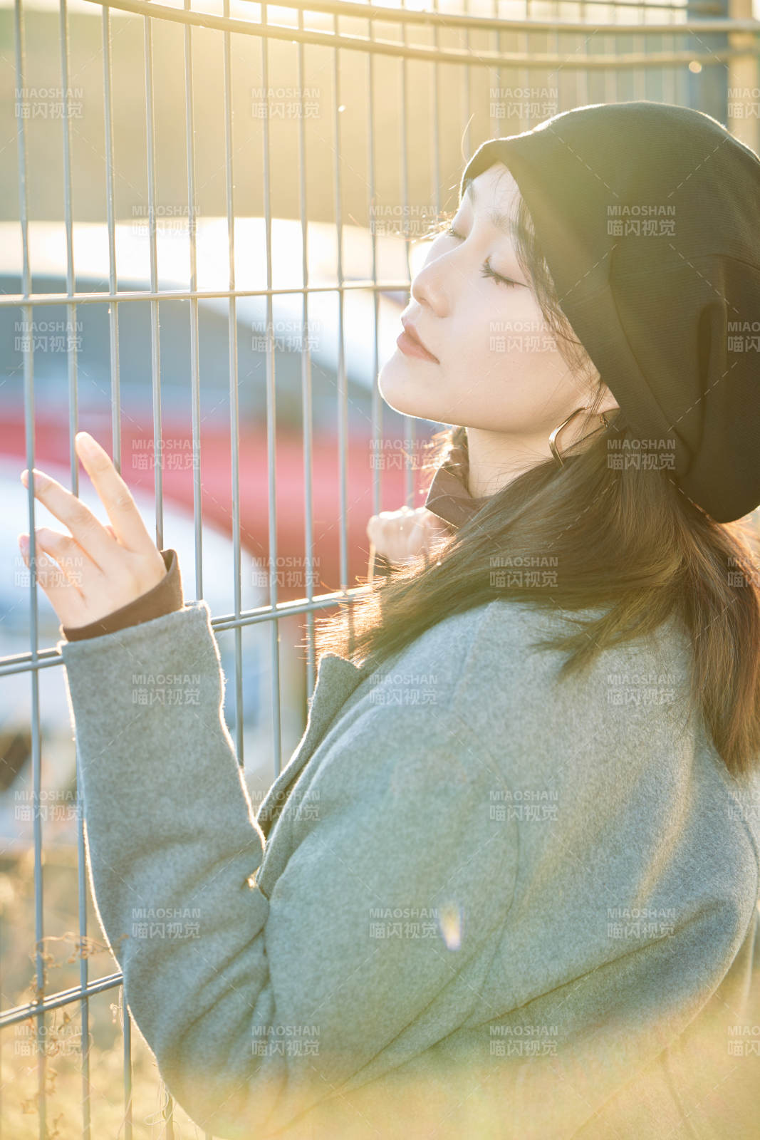 初冬在戶外停車場拍照的亞洲美女