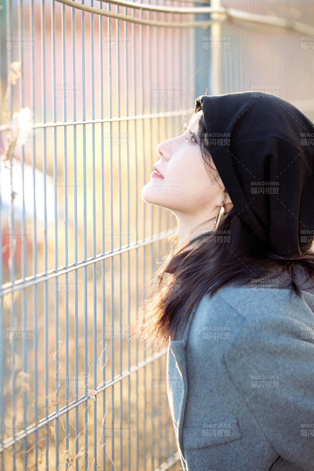 初冬在戶外停車場拍照的亞洲美女