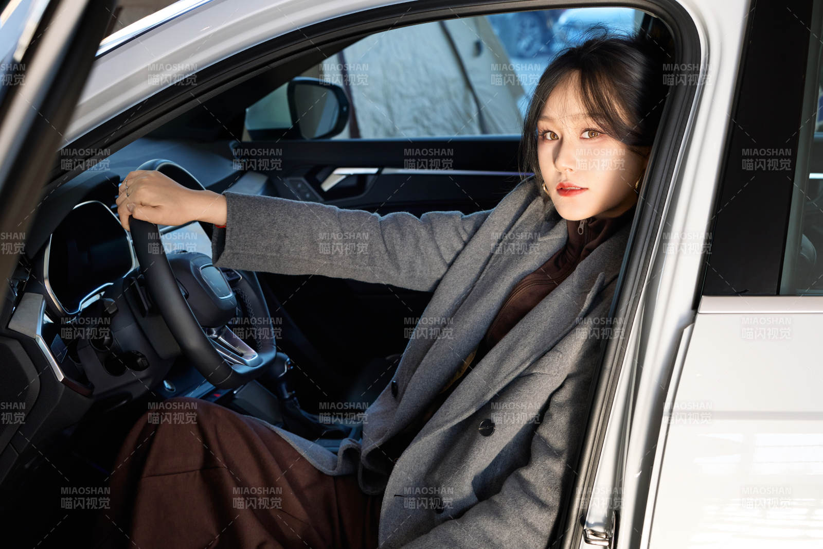 在汽車4S店試駕車輛的亞洲美女