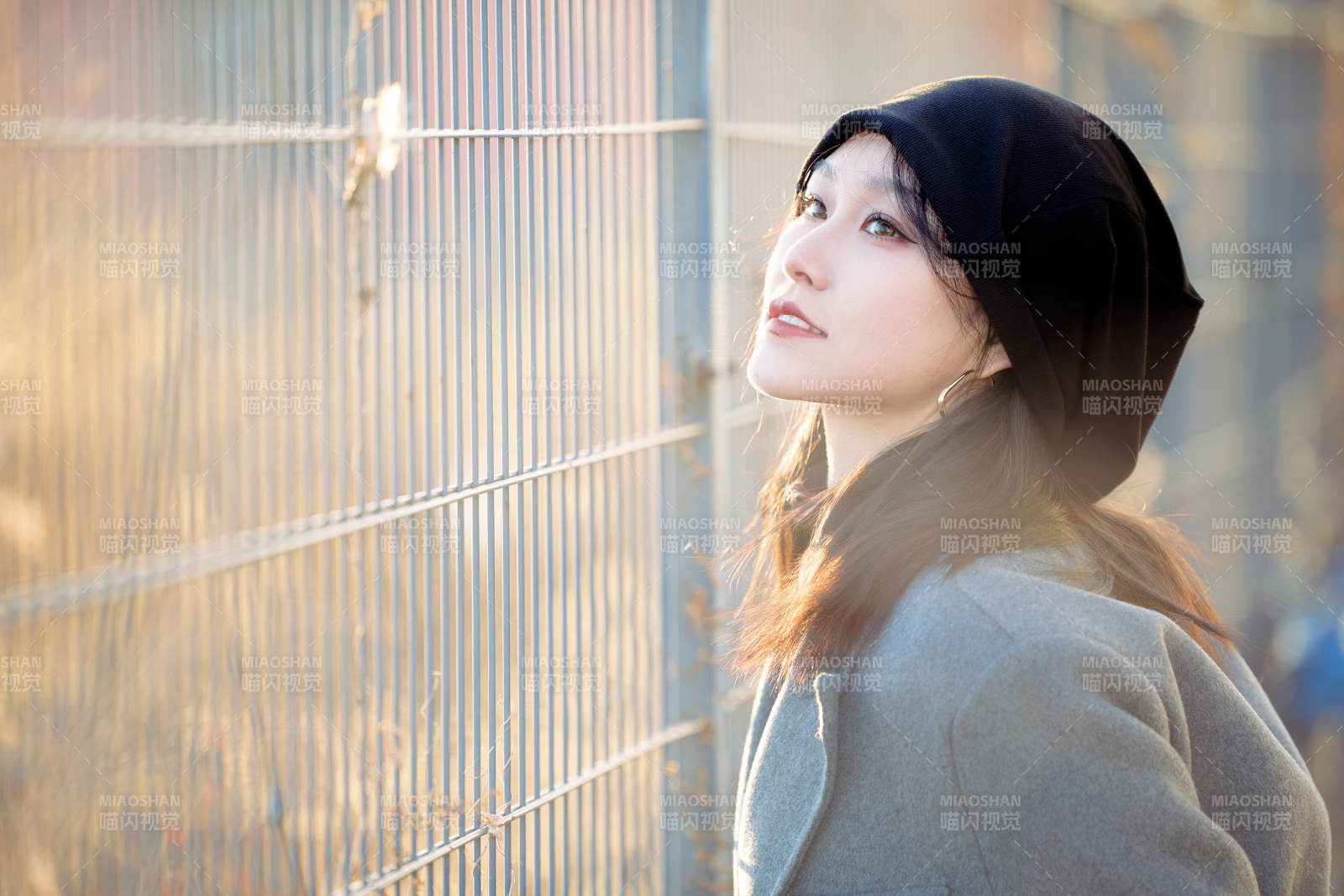 初冬在戶外停車場拍照的亞洲美女