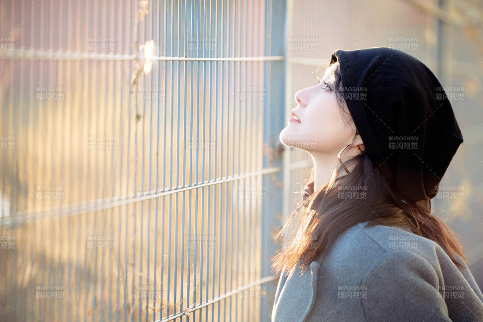 初冬在戶外停車場拍照的亞洲美女