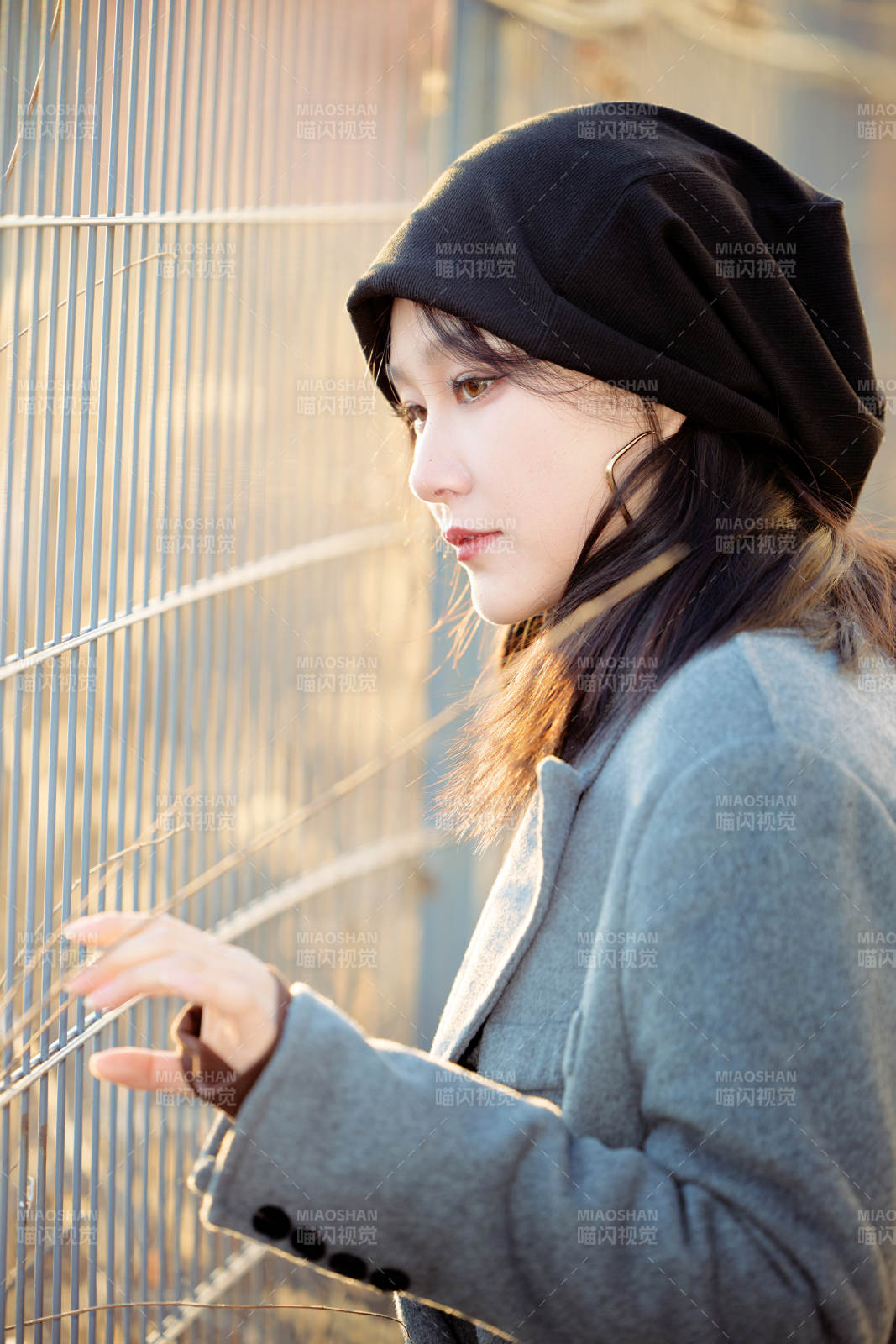 初冬在戶外停車場拍照的亞洲美女