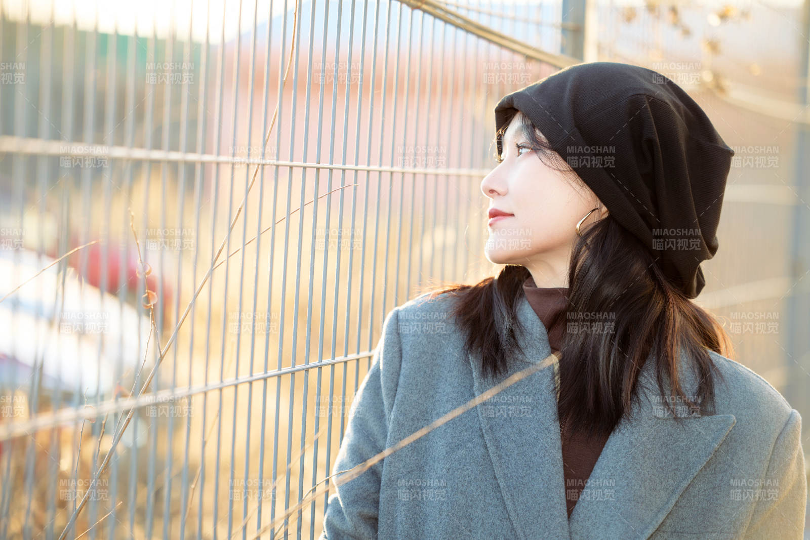 初冬在戶外停車場拍照的亞洲美女