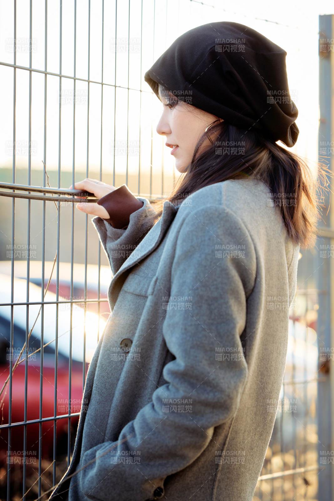 初冬在戶外停車場拍照的亞洲美女