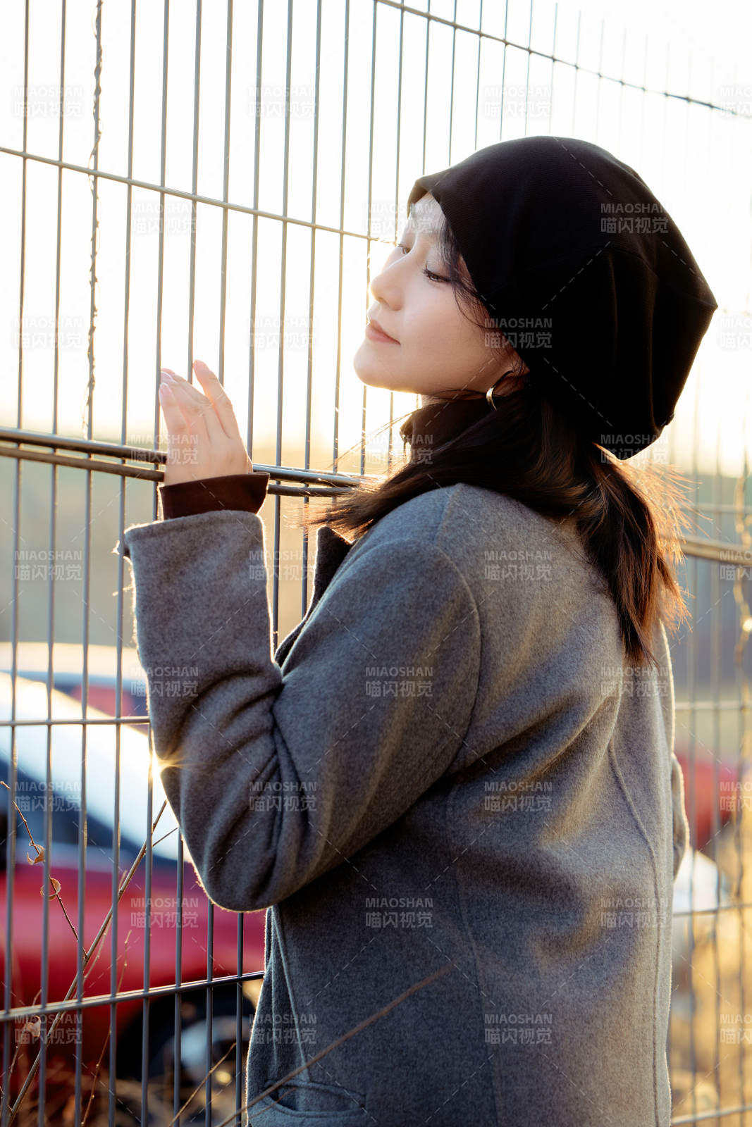 初冬在戶外停車場拍照的亞洲美女