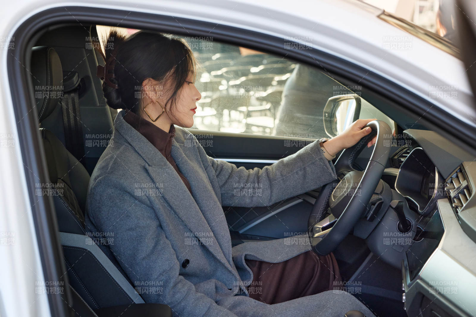 在汽車4S店試駕車輛的亞洲美女