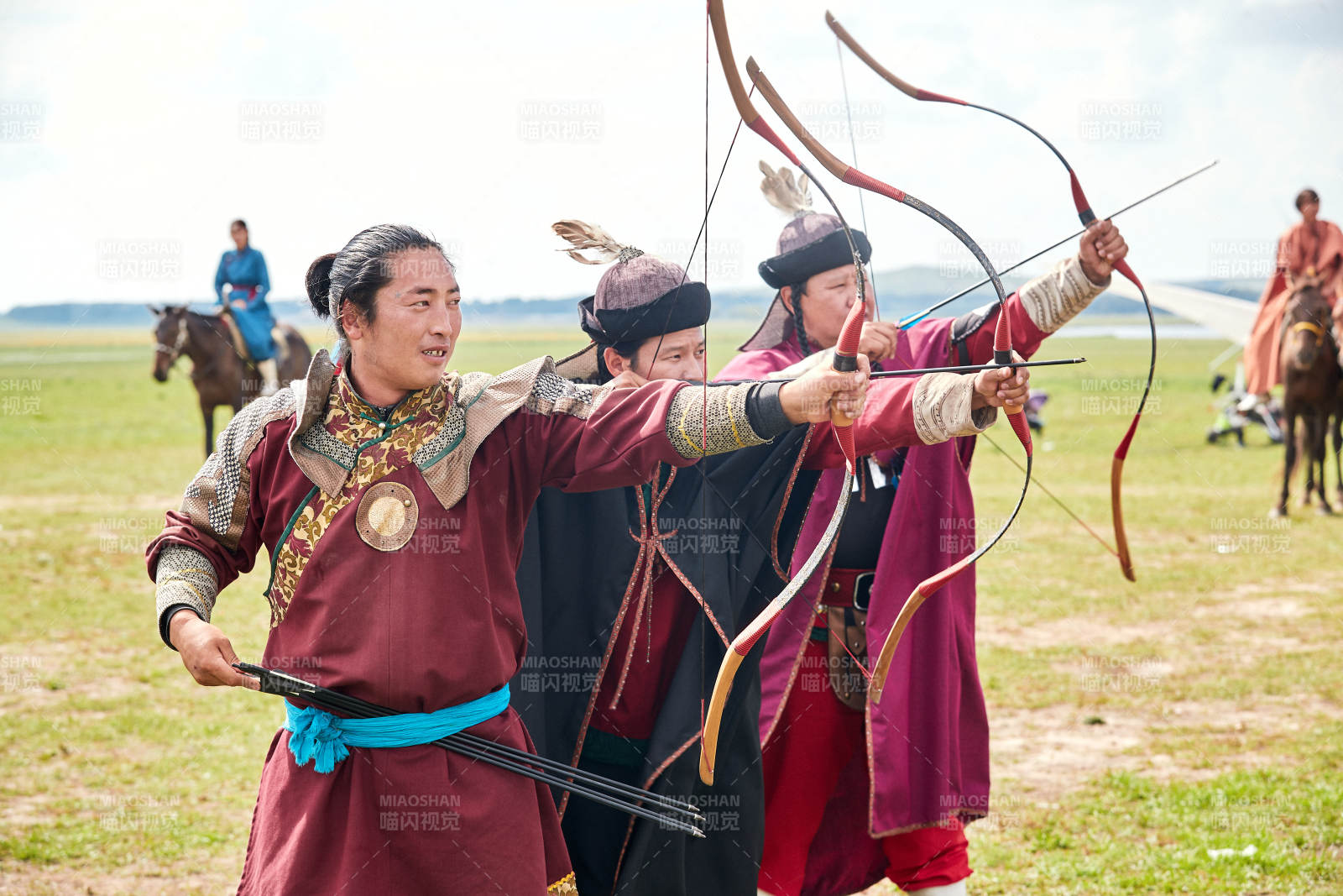 草原那达慕大会上的蒙古弓箭手