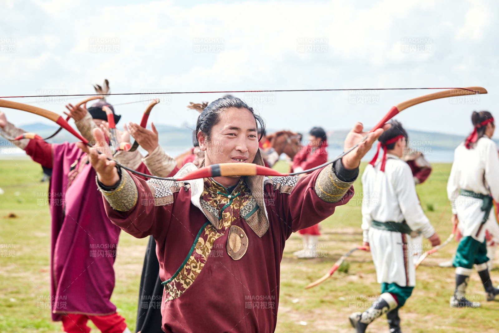 草原那達慕大會上的蒙古弓箭手