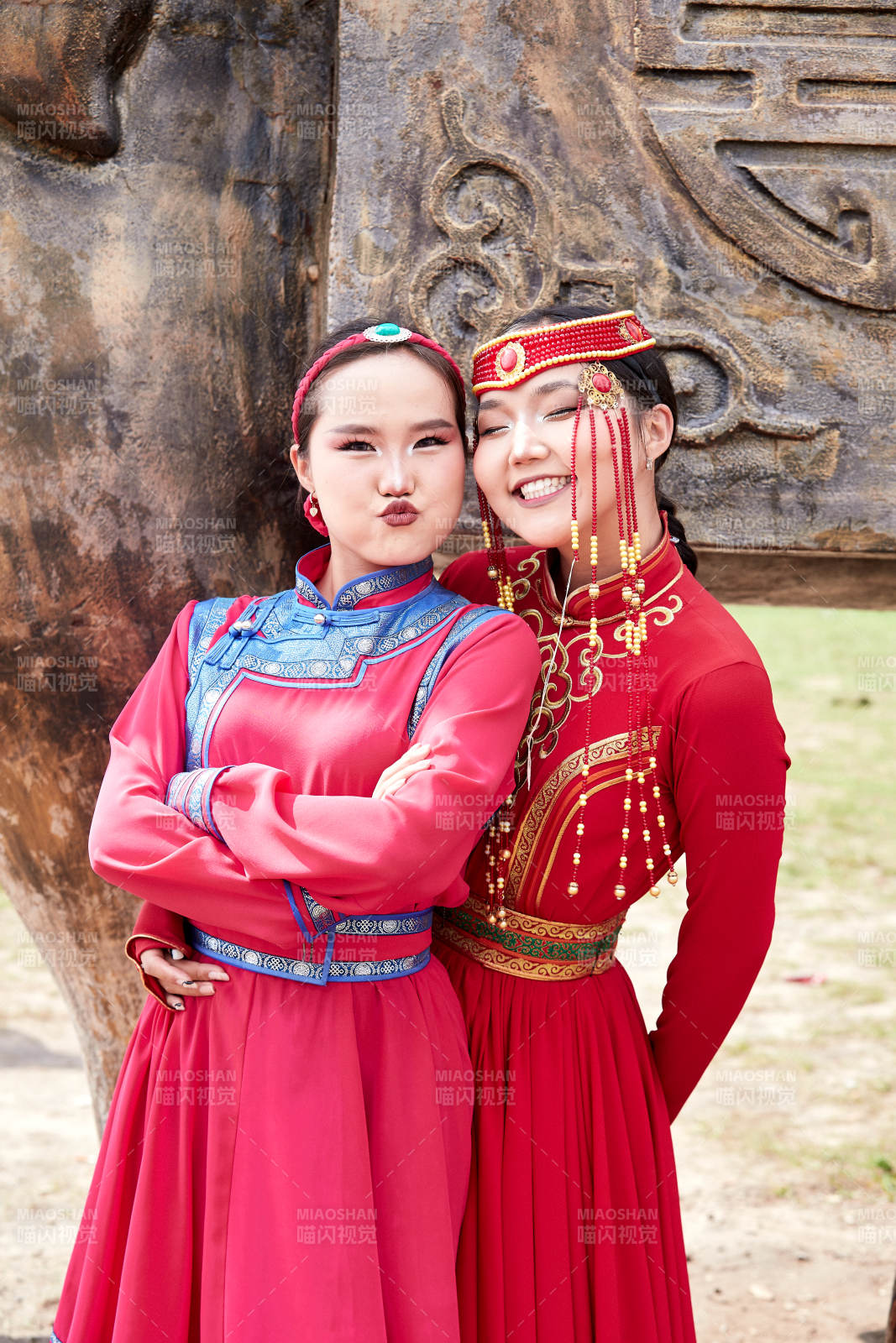 那達慕大會上穿蒙古族傳統服飾的蒙族姑娘