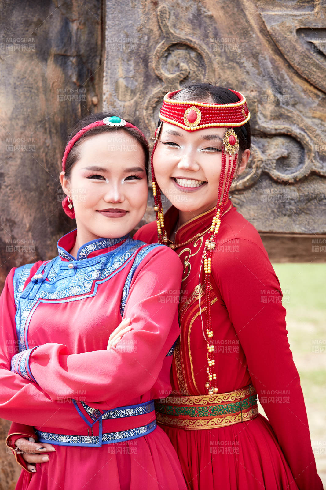 那达慕大会上穿蒙古族传统服饰的蒙族姑娘