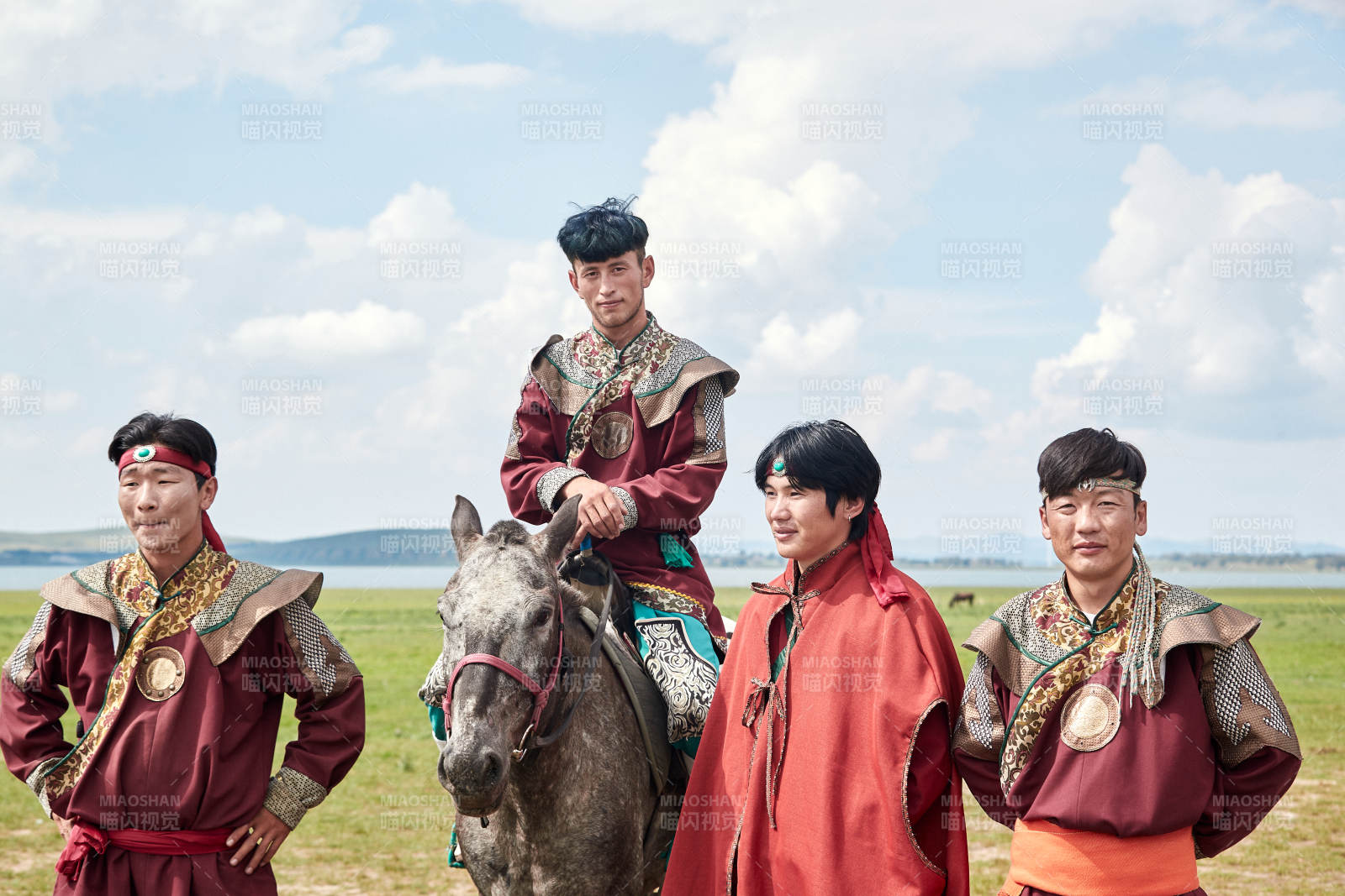 那達慕大會上表演的蒙古演員