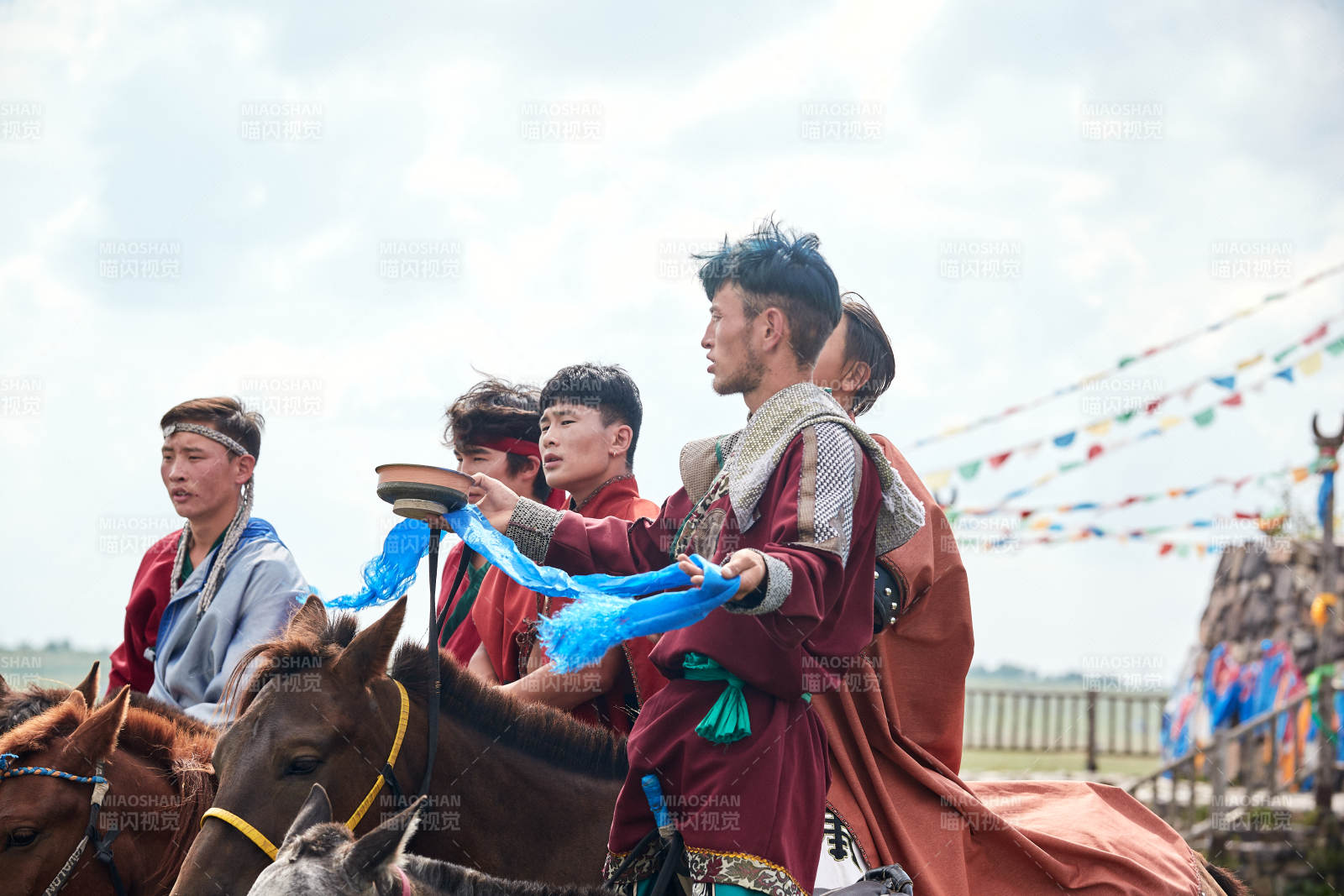草原那達慕大會上騎馬的蒙古族漢子