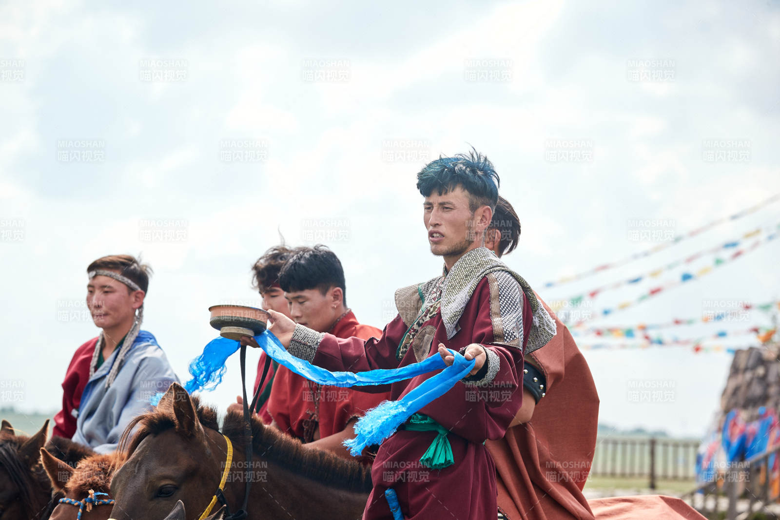 草原那達(dá)慕大會(huì)上騎馬的蒙古族漢子