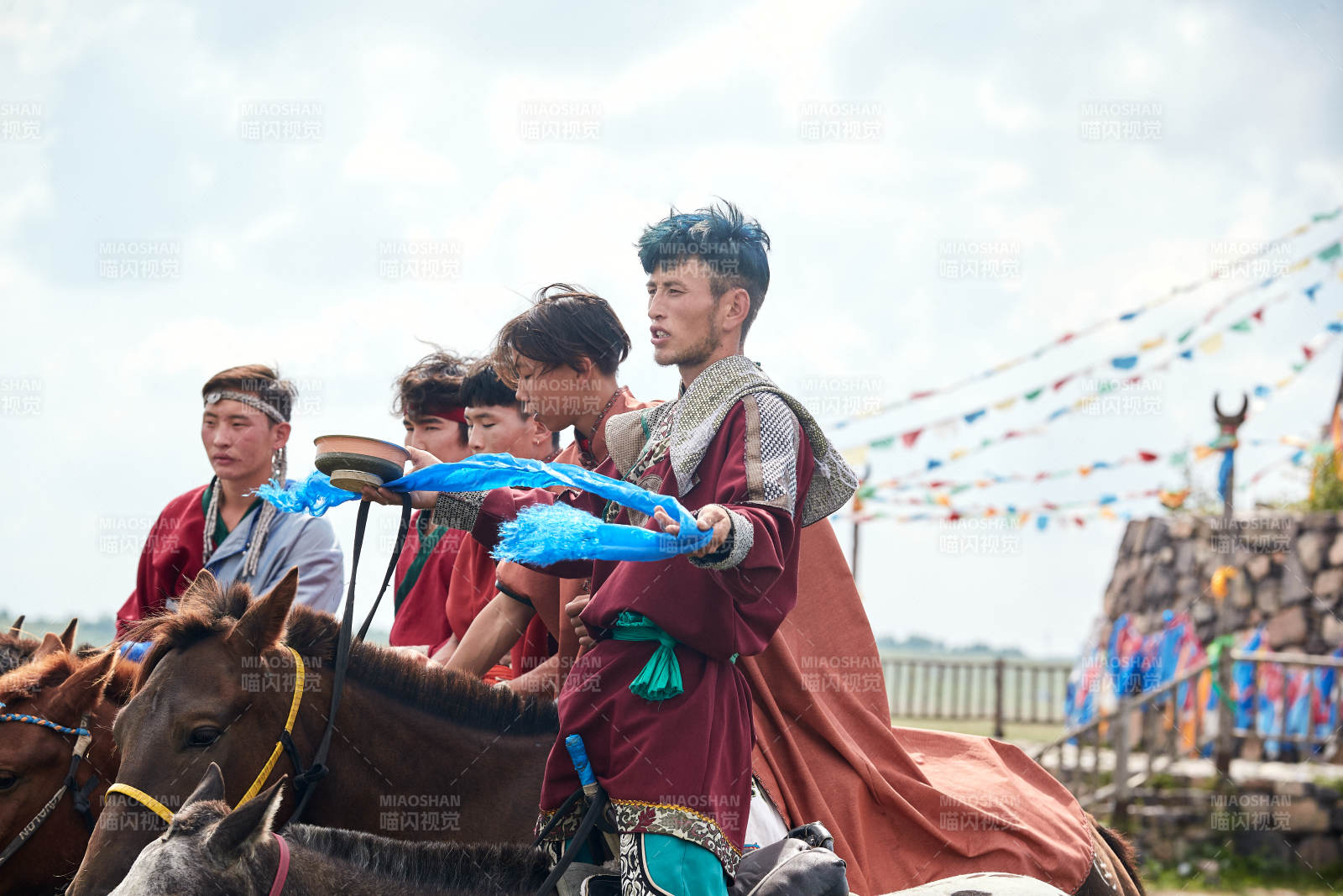 草原那達慕大會上騎馬的蒙古族漢子
