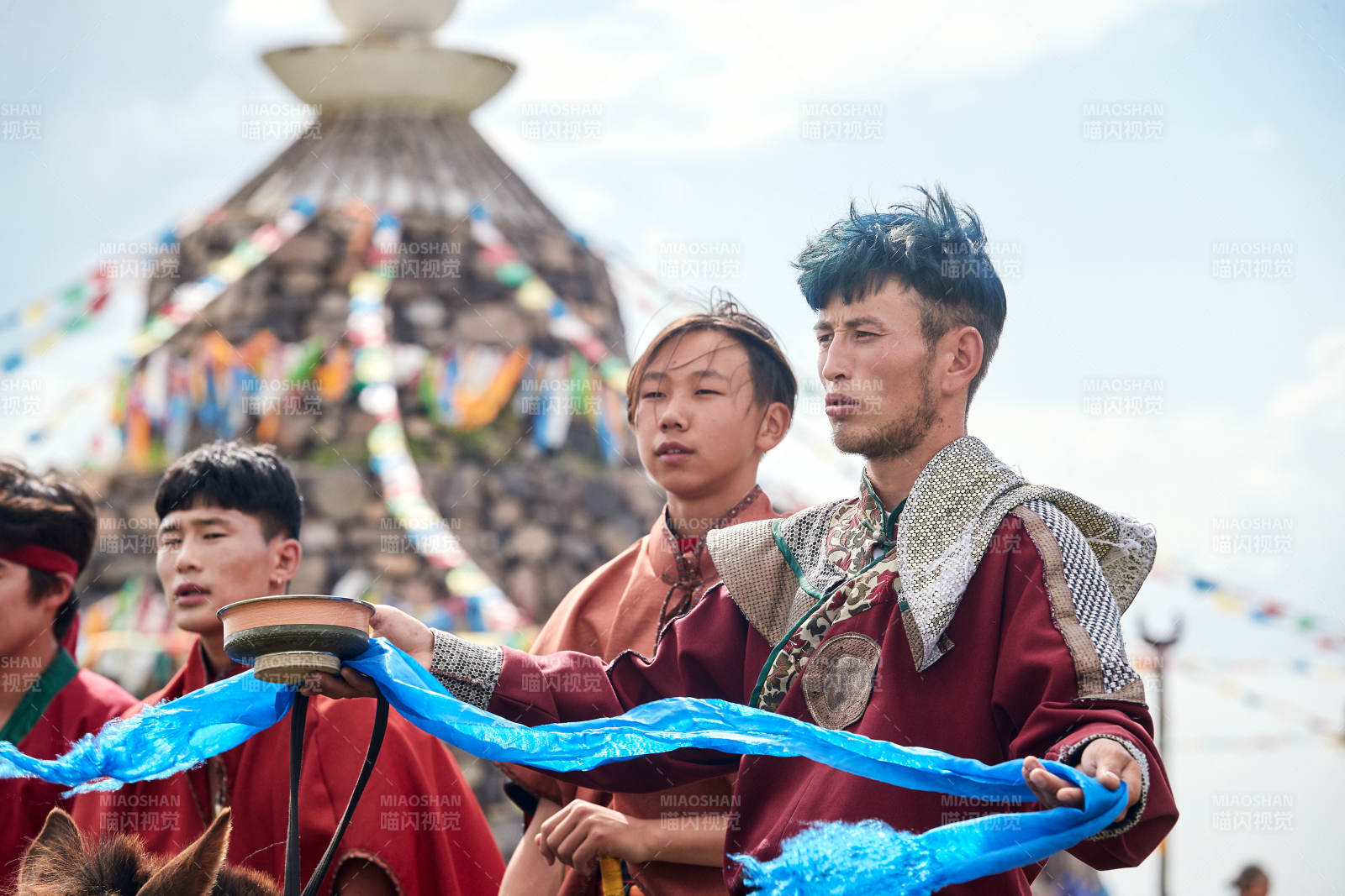 草原那達(dá)慕大會(huì)上騎馬的蒙古族漢子