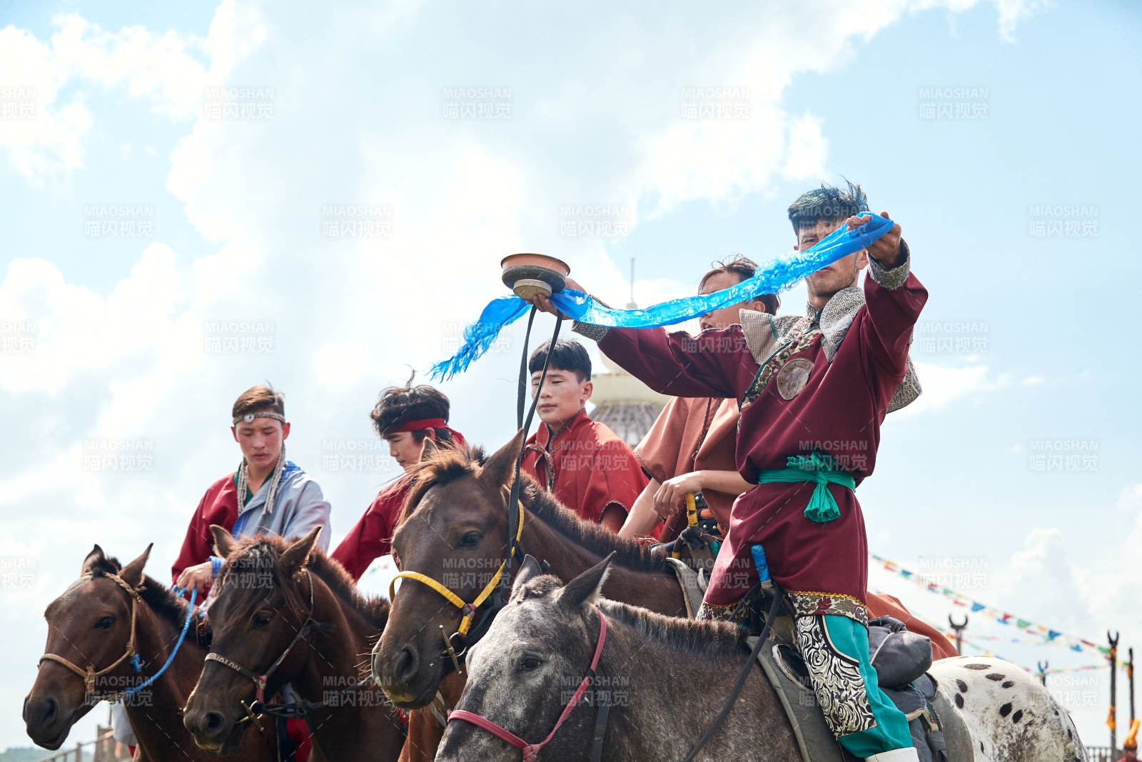 草原那達(dá)慕大會上騎馬的蒙古族漢子