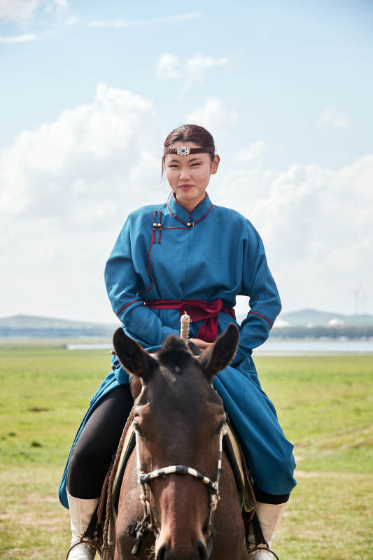 草原那达慕大会上骑着马的蒙古姑娘