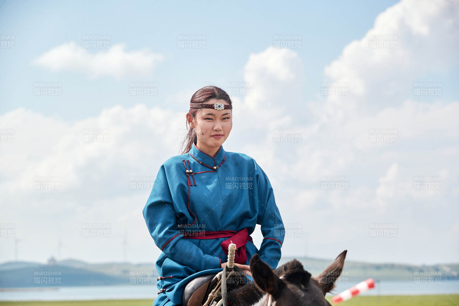 草原那达慕大会上骑着马的蒙古姑娘