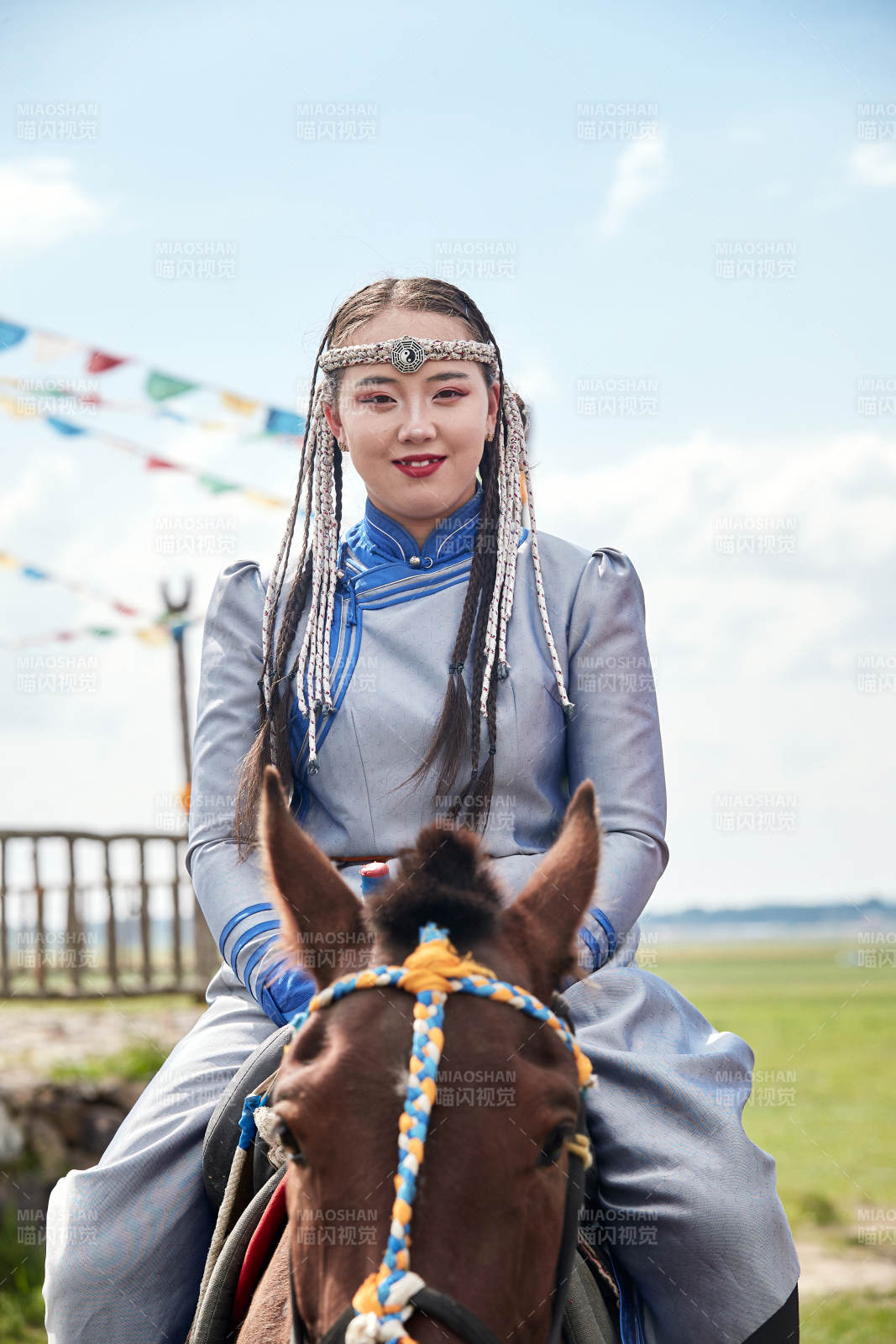 草原那達慕大會上騎著馬的蒙古姑娘