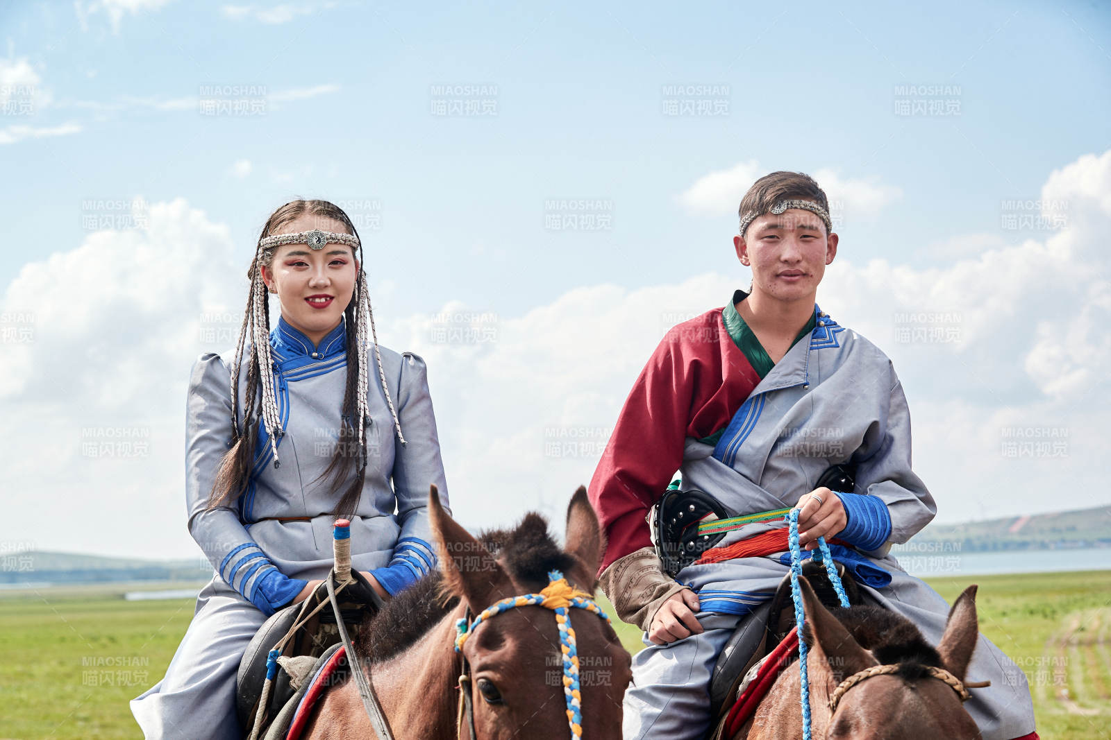 草原那達(dá)慕大會上騎著馬的蒙古演員