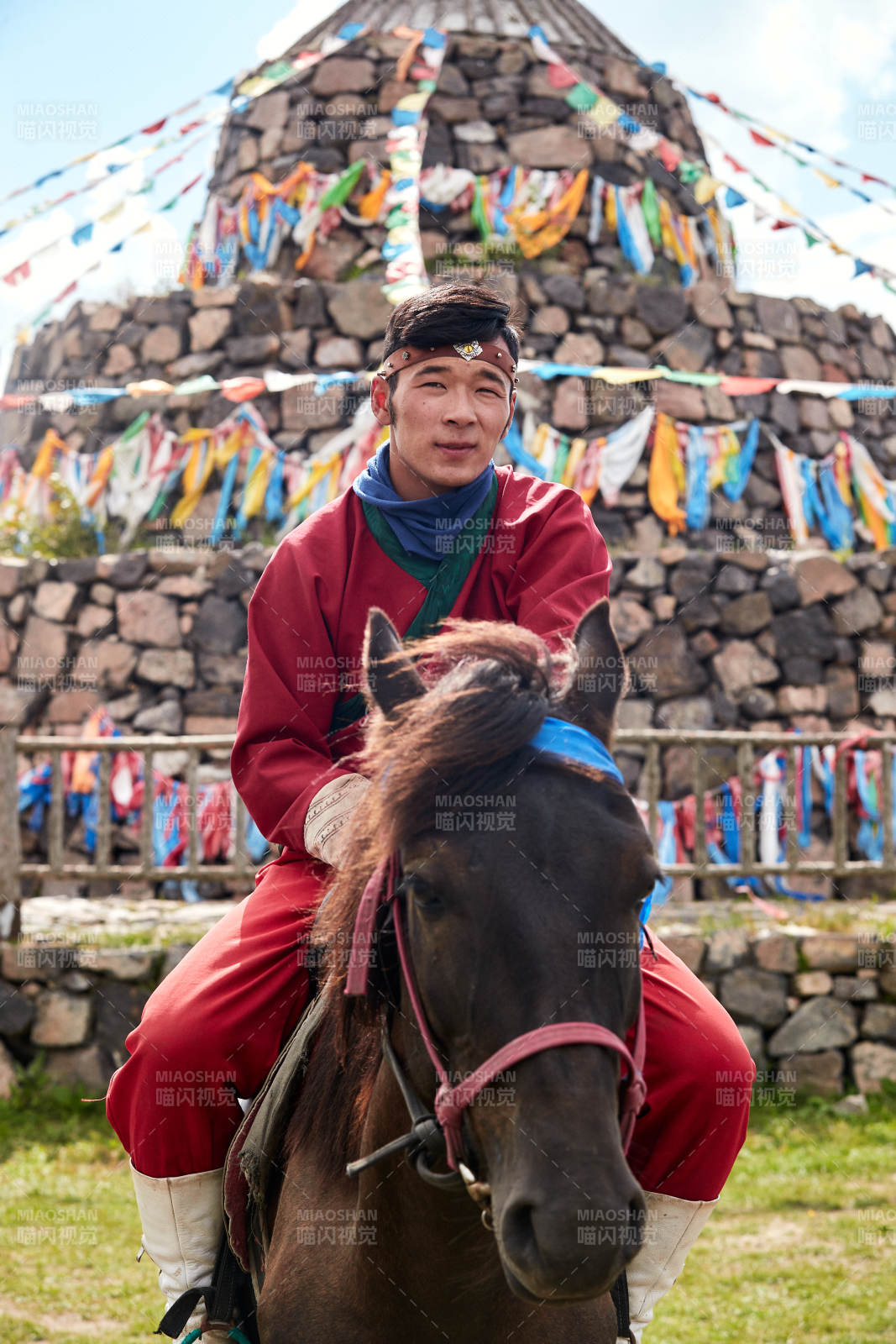 草原那达慕大会上骑着马的蒙古人