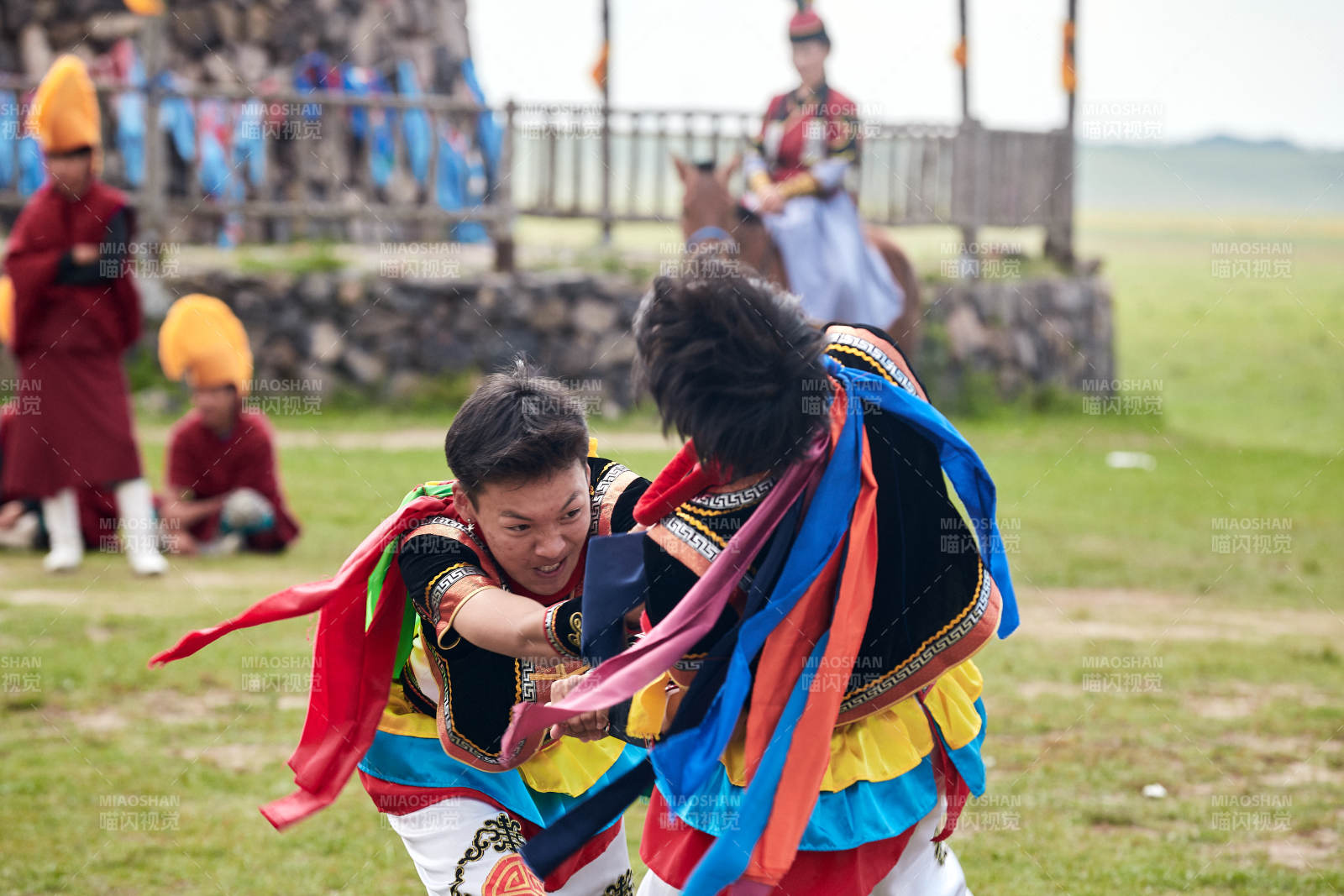 草原那達慕大會上的蒙古摔跤手