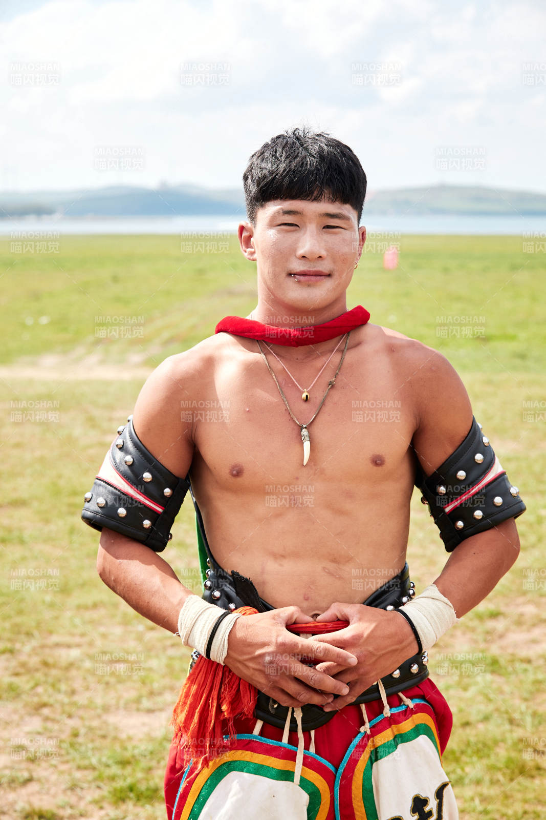 草原那達慕大會上的蒙古摔跤手