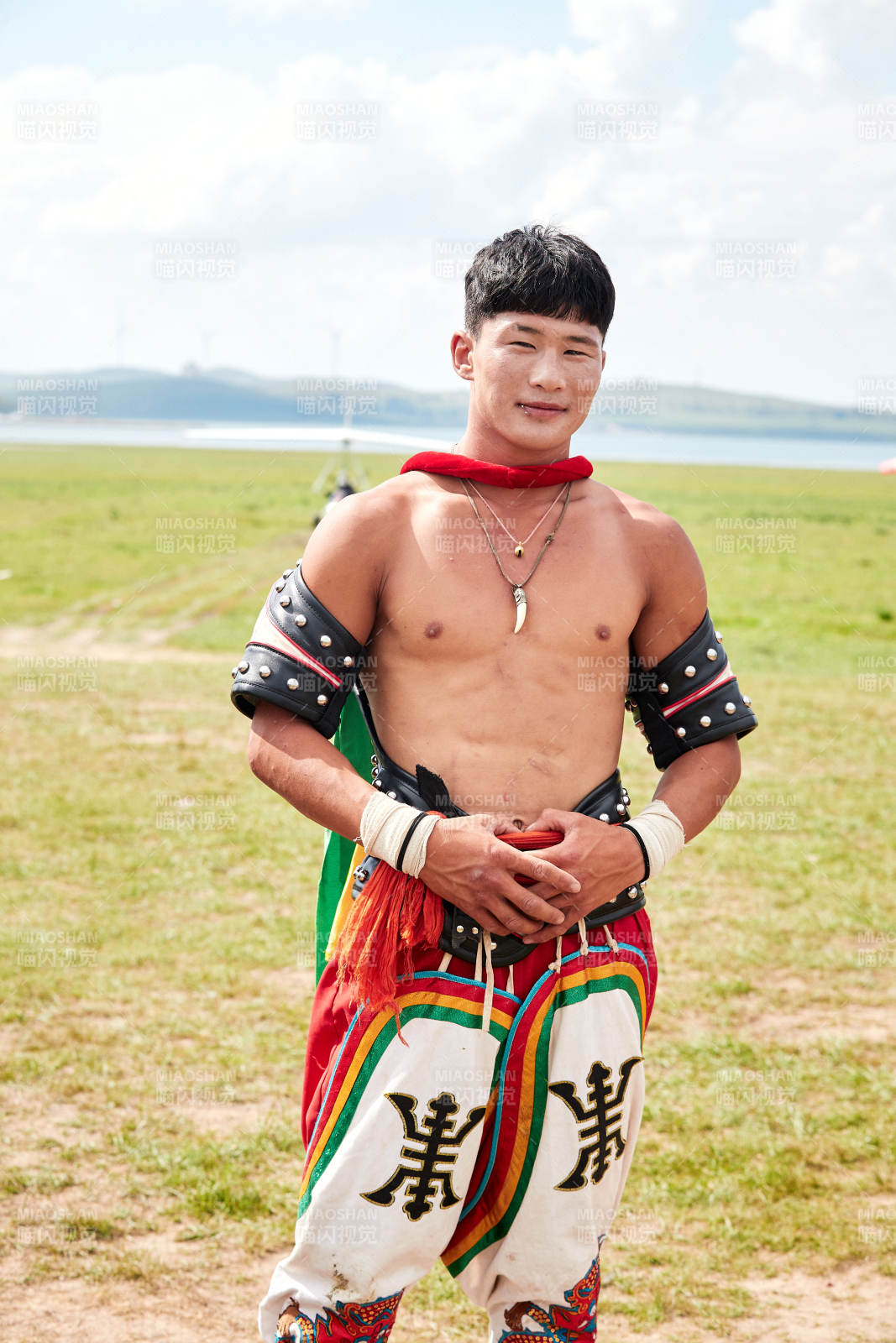 草原那達慕大會上的蒙古摔跤手