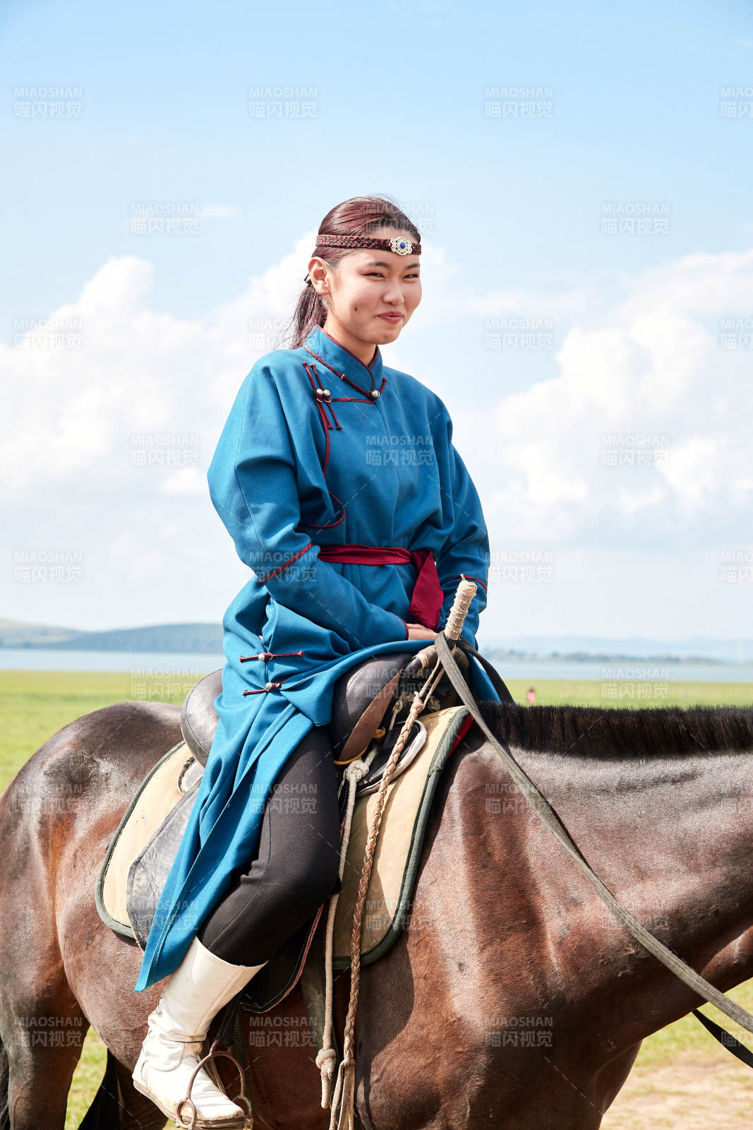 草原那達慕大會上騎著馬的蒙古姑娘
