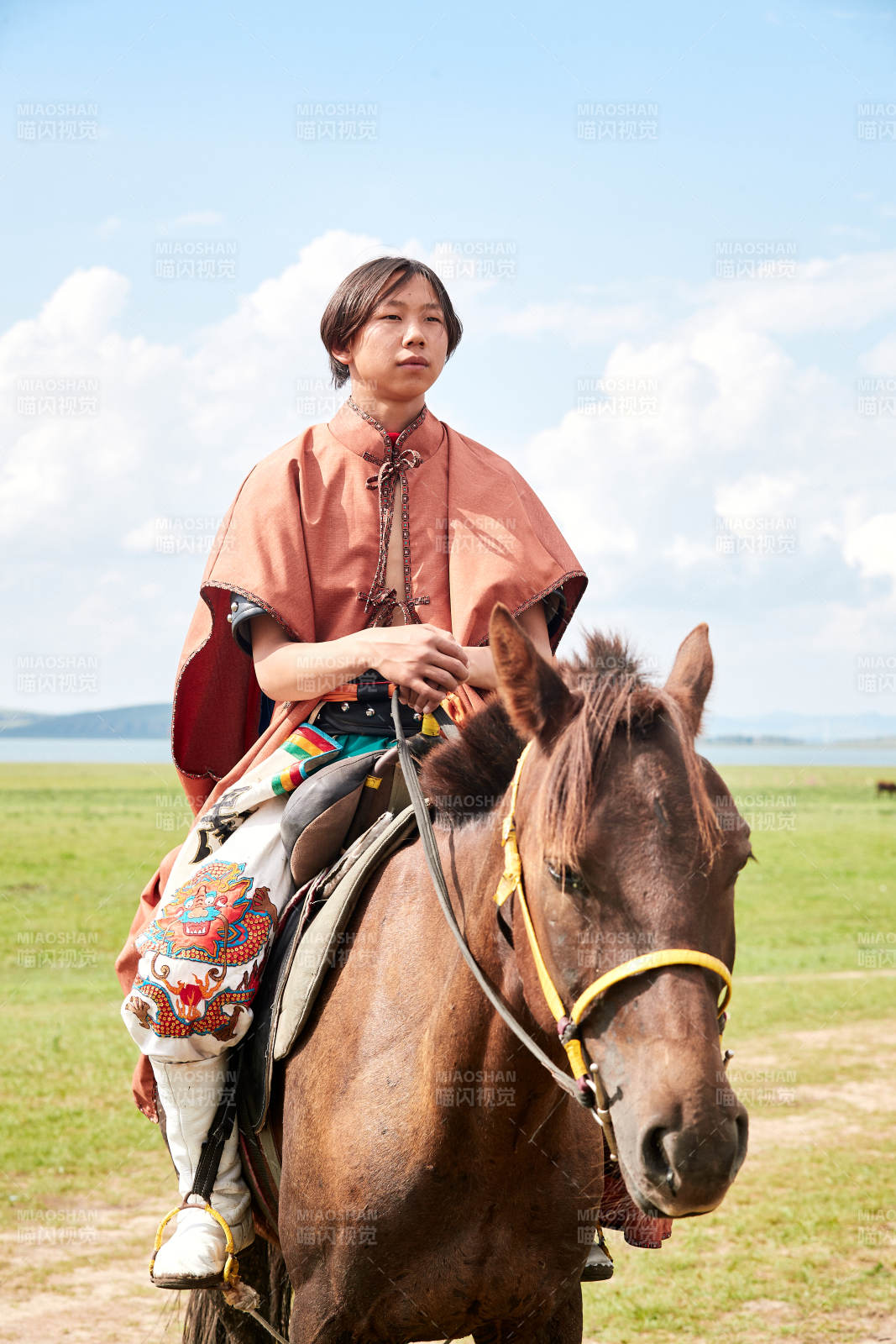 草原那達慕大會上騎著馬的蒙古人