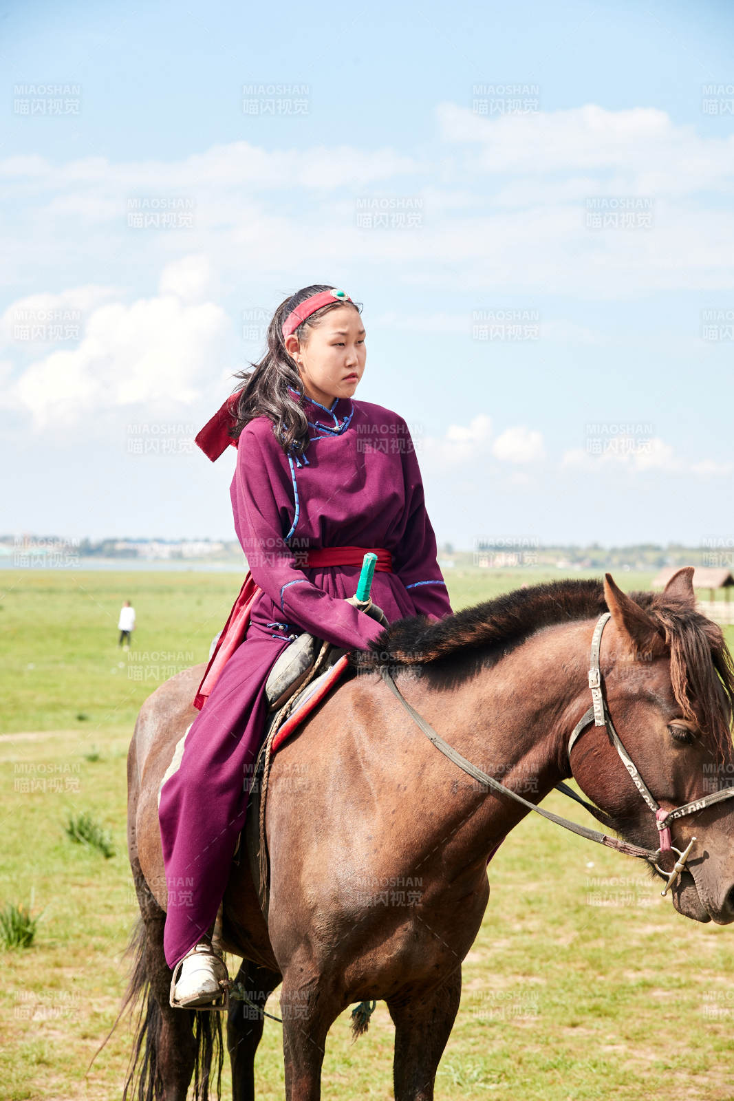 草原那達慕大會上騎著馬的蒙古姑娘