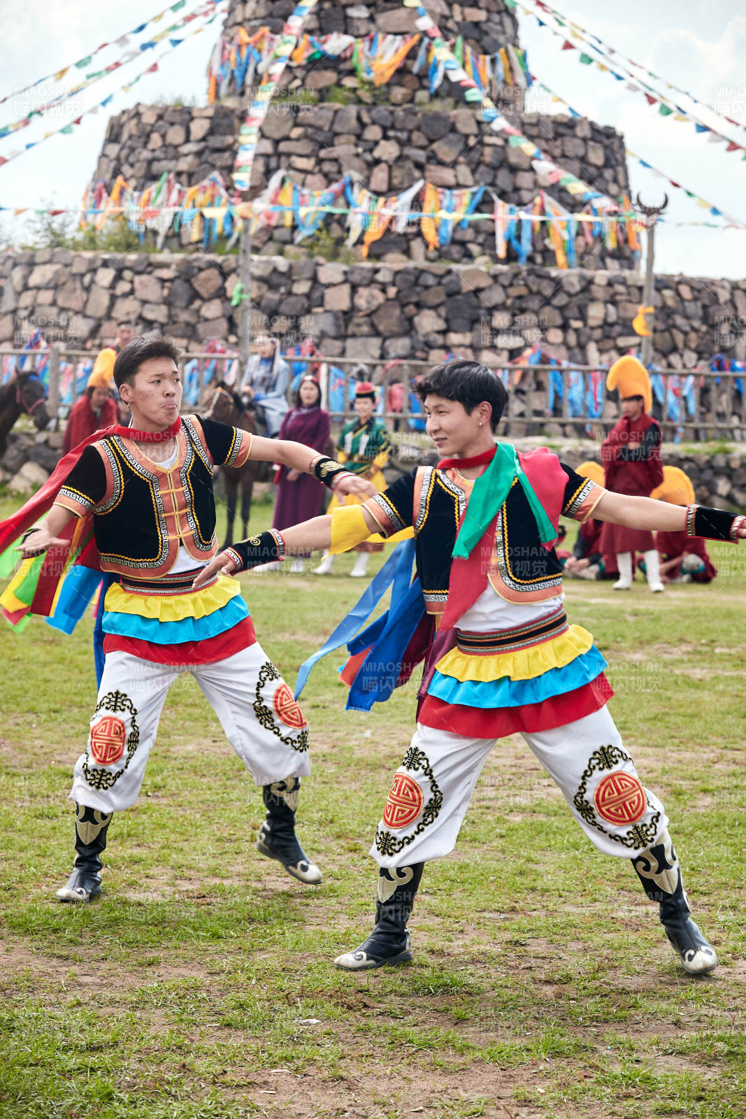 草原那达慕大会上的蒙古摔跤手