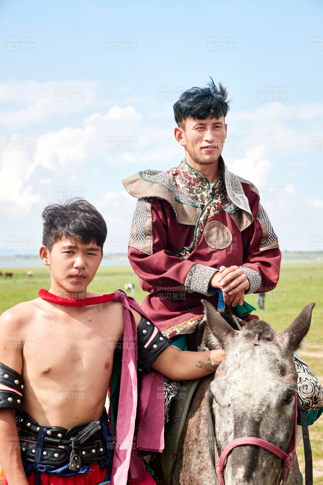 草原那達(dá)慕大會(huì)上騎著馬的蒙古演員