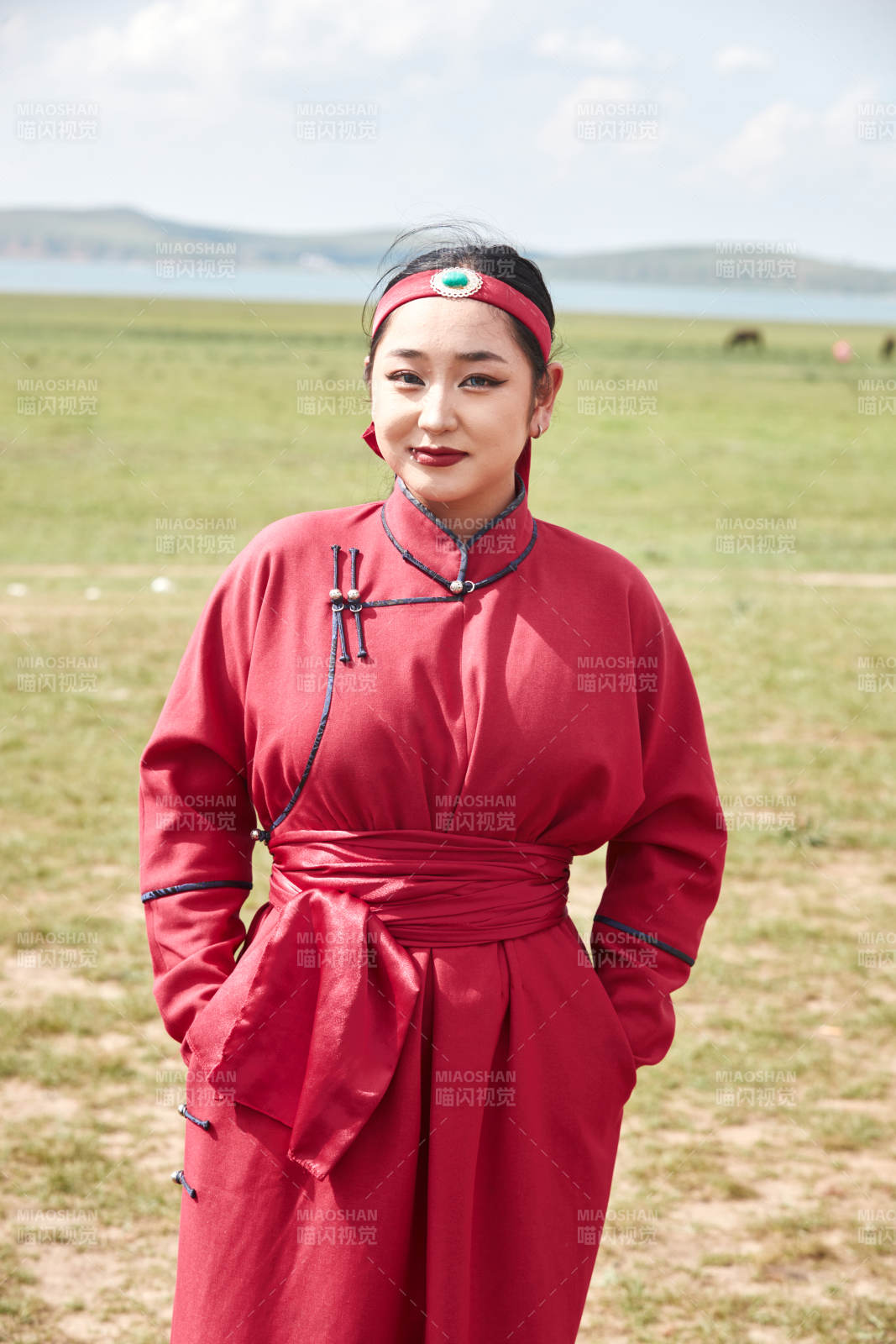 那達慕大會上穿蒙古族傳統服飾的蒙族姑娘