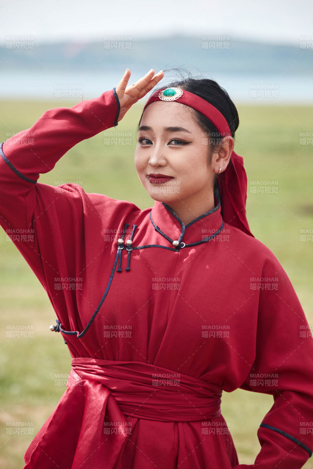 那達慕大會上穿蒙古族傳統服飾的蒙族姑娘