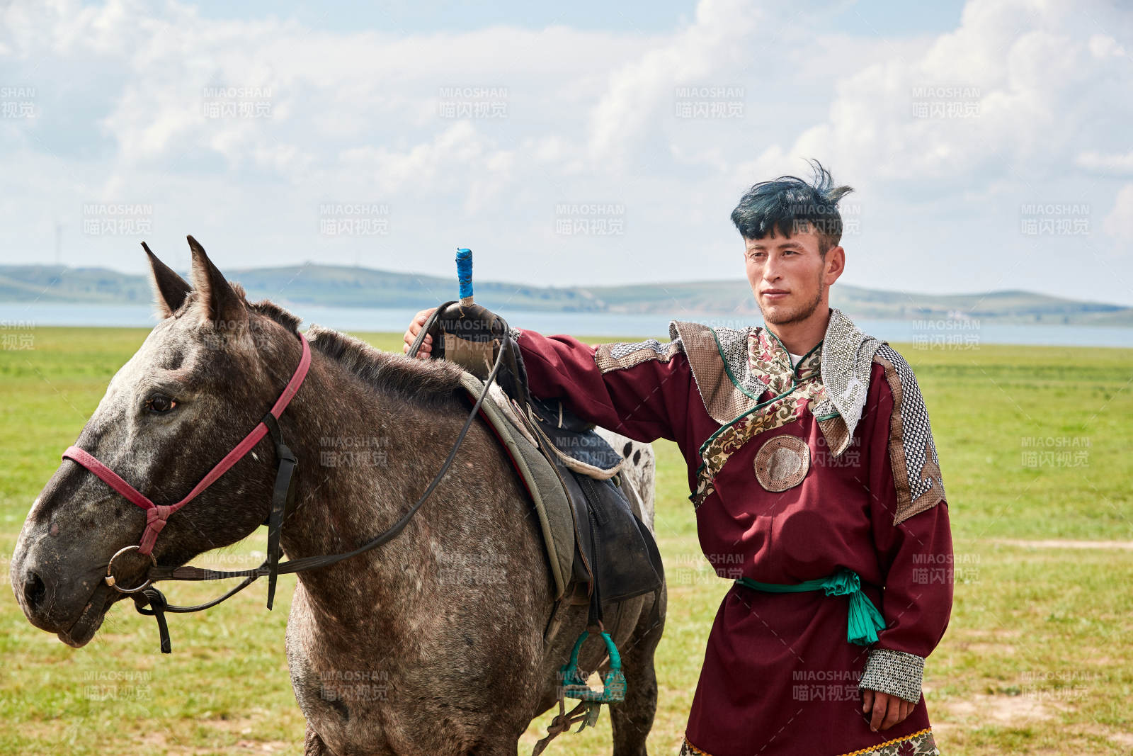 草原那達慕大會上騎馬的蒙古族漢子