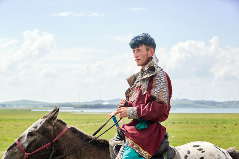 草原那达慕大会上骑马的蒙古族汉子